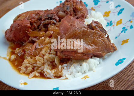 Fesenjan - Khorescht-e Fesenjān. Gericht in der persischen Küche. Herb-Eintopf aus Granatapfel-Sirup und gemahlenen Walnüsse Stockfoto