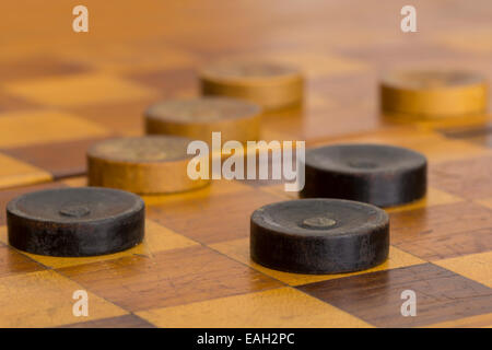 Einige alte Dame auf Checker Bord hautnah Stockfoto