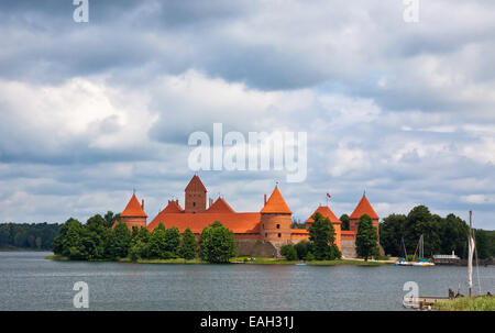 Blick nach Trakai Burg in der Nähe der Stadt Vilnius, Litauen. Trakai Burg ist der beliebtesten touristischen Reiseziele in Litauen Stockfoto