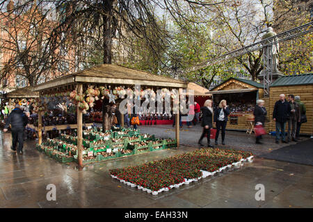 Market Traders Manchester, 14. November 2014. Eröffnungstag der Weihnachtsmärkte zieht Käufer aus dem Vereinigten Königreich und darüber hinaus an. Die festlichen Stände, Chalets und Kioske im Stadtzentrum sind zu einem fabelhaften Ort zum Shoppen geworden und sind ein sehr beliebtes Urlaubsziel für sich. Es wird vorgeschlagen, dass der mancunische Winter komplett ist, ohne einen Spaziergang durch die mit Chalets gesäumten Straßen der Märkte zu machen, ein Beispiel für die ANGEBOTSSTRATEGIE, die für die Erneuerung der Fußgängerzone im Stadtzentrum am Werk ist. Stockfoto