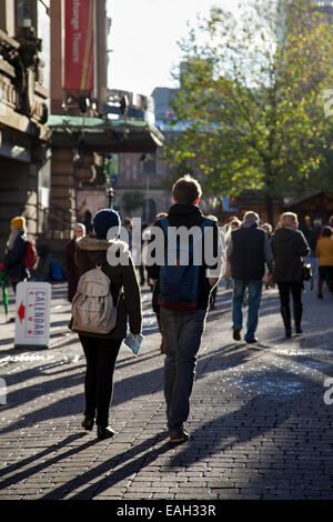 Manchester UK, 14. November 2014. Öffnung Tag der Weihnachtsmarkt in St Annes Platz zieht Käufer aus dem Vereinigten Königreich und darüber hinaus. Der Weihnachtsmarkt hat nicht nur einen tollen Ort zum Shoppen, aber auch ein sehr beliebtes Reiseziel in seinem eigenen Recht. Es wird vorgeschlagen, hier befindet Winter ohne Durch das Chalet wandern abgeschlossen ist gesäumten Straßen der Märkte, ein Beispiel für die Angebotsstrategie bei der Arbeit für die Regeneration von der Fußgängerzone in der Innenstadt. Stockfoto