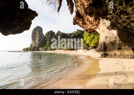 Ein Blick von der Prinzessin Höhle am Phra Nang Beach in der Nähe von Ao Nang, Krabi Provinz, Thailand. Stockfoto