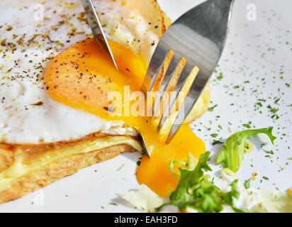 Essen belgischen Gericht Croque-Madame mit schönen Spiegeleiern, Brot und Schinken, flachen DOF im natürlichen Licht Closeup Bild Stockfoto