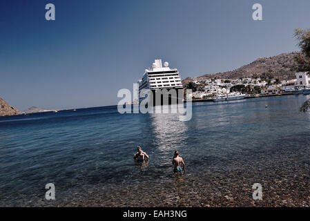 Zwei Touristen Schwimmen am Strand der Skala Stadt auf der Insel Patmos, Dodekanes, Griechenland Stockfoto