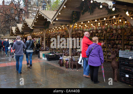 Händler Manchester UK, 20. November 2014. Erweiterungen zu Weihnachten Spinning Felder Weihnachtsmarkt Festliche saisonale Verkaufsstände sind jetzt in der 1. Avenue, Spinning Felder & Bridge Street installiert wurde als die größte, die jemals Dickensian Festival, das überhaupt in der Stadt zu Handel, bereitet sich auf ein ereignisreiches Wochenende. Dieser Markt hat sich Manchester City Centre fest auf die Weihnachten Szene - der Weihnachtsmarkt hat nicht nur eine fabelhafte geworden Ort zum Einkaufen, sondern auch ein sehr beliebtes Reiseziel in seinem eigenen Recht. Stockfoto