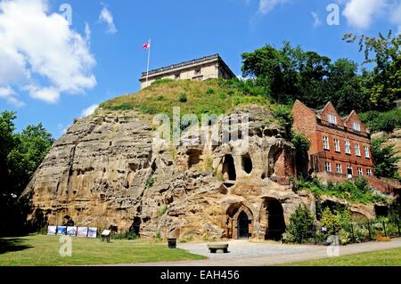 Blick auf die Burg oben auf dem Schloss-Hügel Höhlen in Burgfelsen, Nottingham, Nottinghamshire, England, Vereinigtes Königreich, West-Europa. Stockfoto