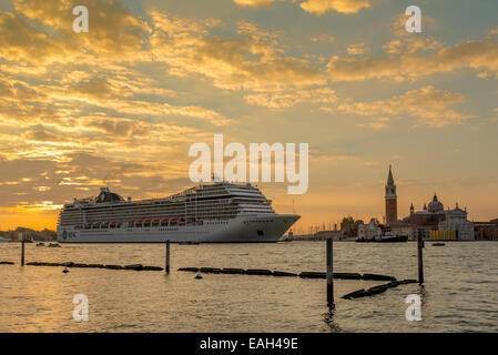 Kreuzfahrtschiff MSC RCHESTRA Ankunft in Venedig bei Sonnenaufgang Stockfoto