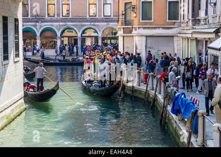 Touristen, die Schlange, um eine Gondelfahrt in Venedig Italien nehmen Stockfoto