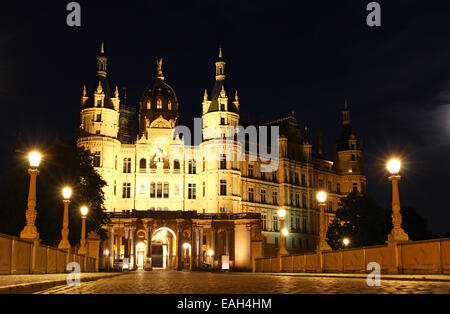 Schweriner Schloss (Schweriner Schloss) in der Nacht, Staat Mecklenburg-Vorpommern, Deutschland Stockfoto