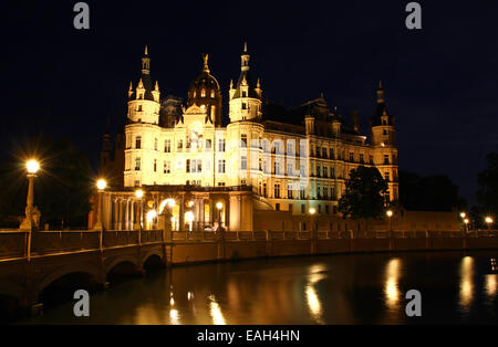 Schweriner Schloss (Schweriner Schloss) in der Nacht, Staat Mecklenburg-Vorpommern, Deutschland Stockfoto