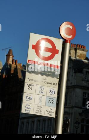 Bus Stop Information Straßenschild am Parliament Square, der in der City of Westminster in der Stadt London ist England GB UK 2014 Stockfoto