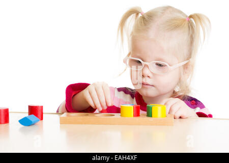 Kid im Eyeglases logische Spiel isoliert Stockfoto