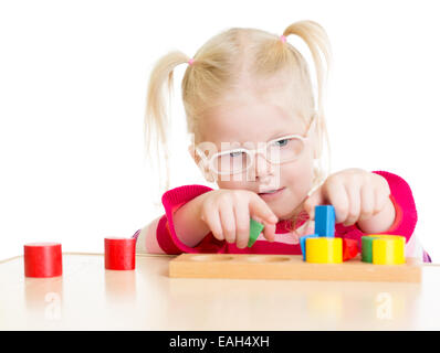 Kind im Eyeglases logische Spiel isoliert Stockfoto