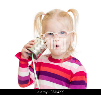 Lustiges Kind in Brillen mit einer Dose als ein Telefon, isoliert Stockfoto