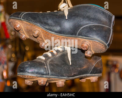 Nahaufnahme von Vintage Leder gehängt schwarz Fußballschuhe Stockfoto