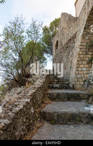alte Treppe führt zu einer isolierten Kirche auf dem Hügel Stockfoto
