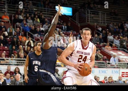 14. November 2014: Boston College Eagles Center Dennis Clifford (24) von New Hampshire Wildcats verteidigt weiterleiten Williams Gabriel (24) Laufwerke in den Korb während der ersten Hälfte der NCAA Basketball-Spiel zwischen den New Hampshire Wildcats und Boston College Eagles im Conte Forum. Boston College besiegt New Hampshire 58-50. Anthony Nesmith/CSM Stockfoto