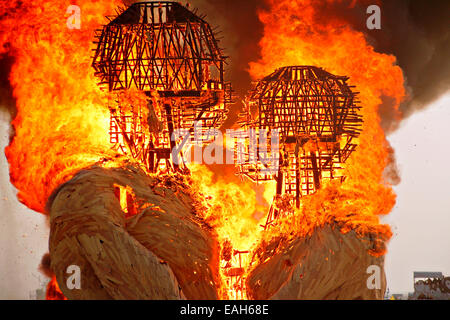 Die Kunstinstallation ist Umarmung auf der Playa am jährlichen Burning Man-Festival in der Wüste 29. August 2014 in Black Rock City, Nevada angezündet. Stockfoto