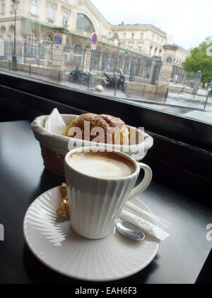 Paris, Frankreich. 27. August 2014. Eine Tasse Kaffee und ein Croissant auf einem Tisch in einem Straßencafé am Gare du Nord in Paris, Frankreich, 27. August 2014. Foto: Alexandra Schuler - NO-Draht-SERVICE-/ Dpa/Alamy Live News Stockfoto