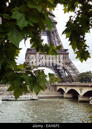 Paris, Frankreich. 27. August 2014. Ein Blick auf den Eiffelturm über Niederlassungen in Paris, Frankreich, 27. August 2014. Foto: Alexandra Schuler - NO-Draht-SERVICE-/ Dpa/Alamy Live News Stockfoto