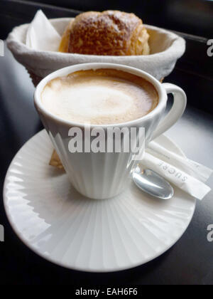 Paris, Frankreich. 27. August 2014. Eine Tasse Kaffee und ein Croissant auf einem Tisch in einem Restaurant in Paris, Frankreich, 27. August 2014. Foto: Alexandra Schuler - NO-Draht-SERVICE-/ Dpa/Alamy Live News Stockfoto