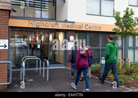 High Street, Arnold, Nottingham, Großbritannien 15. November 2014. Highcroft Medical Center ist geöffnet Samstag und Sonntag für Bluttests ehemalige Patienten der suspendierten Nottingham Zahnarzt Desmond D'Mello. NHS England richten Sie die Drop-in-Klinik und Hotline nach der Ankündigung des lokalen Zahnarztes hatte wegen Nichtumsetzung der OP-Handschuhe ändern oder sterilisieren Ausrüstung zwischen Patienten ausgesetzt worden.  Mehr als 1.000 Menschen gemeldet werden, um die Drop-in-Klinik besucht haben, in den ersten 2 Tagen und mehr als 2.000 Menschen rief die Hotline. Bildnachweis: Mark Richardson/Alamy Live-Nachrichten Stockfoto