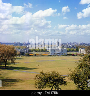 Greenwich Park mit Blick auf das Royal Naval College in Richtung Isle of Dogs, 1970er Jahre Stockfoto