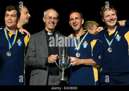 Fussball - die meisten Reverend Justin Welby, Erzbischof von Canterbury, das Siegerteam Erzbischof XI mit einer Trophäe Stockfoto