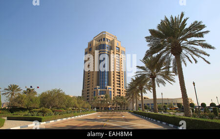 Der allgemeine Blick hinauf zum Eingang des Hotels Ritz-Carlton, Doha, Katar Stockfoto