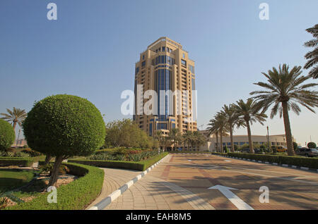 Der allgemeine Blick hinauf zum Eingang des Hotels Ritz-Carlton, Doha, Katar Stockfoto