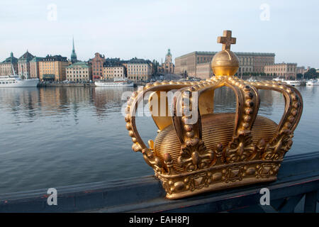 Vergoldete Krone auf Skeppsholm Brücke mit Strandvägen im Hintergrund, Stockholm, Schweden Stockfoto