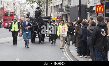 London, UK. 15. November 2014. Der Protestmarsch in der Oxford Street. Die nationalen Trauerfeier für die unbekannten Opfer von Gewalt im Straßenverkehr heute sah mehrere hundert Demonstranten, viele mit dem Fahrrad, zu Fuß hinter einem Horse-drawn Leichenwagen es langsam im Laufe von Bedford Square auf der Oxford Street, Marble Arch Credit: Nick Savage/Alamy Live News Stockfoto