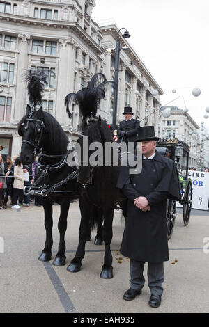 London, UK. 15. November 2014. Im Bild: Leichenwagen und Demonstranten am Oxford Circus. Die nationalen Trauerfeier für die unbekannten Opfer von Gewalt im Straßenverkehr heute sah mehrere hundert Demonstranten, viele mit dem Fahrrad, zu Fuß hinter einem Horse-drawn Leichenwagen es langsam im Laufe von Bedford Square auf der Oxford Street, Marble Arch Credit: Nick Savage/Alamy Live News Stockfoto