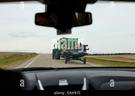 hinter Mähdrescher Straßenfahrt in Saskatchewan, Kanada Stockfoto