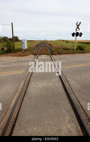 ehemalige kanadische pazifische Eisenbahn jetzt große Sandhills Eisenbahn Kreuzung Highway durch Führer Saskatchewan Kanada Stockfoto