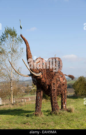 Die Skulptur eines Elefanten, entworfen von dem Handwerker aus Schmiedeeisen Andre Debru (Costes-Gozon - Aveyron - Frankreich). Stockfoto