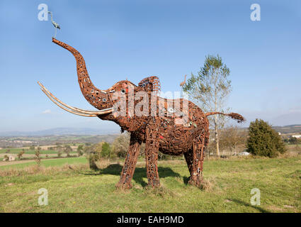 Die Skulptur eines Elefanten, entworfen von dem Handwerker aus Schmiedeeisen Andre Debru (Costes-Gozon - Aveyron - Frankreich). Stockfoto