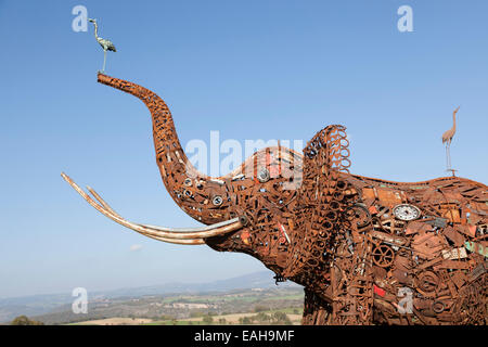 Die Skulptur von einem Elefantenkopf, entworfen von der Handwerker in Schmiedeeisen Andre Debru (Costes-Gozon - Aveyron - Frankreich). Stockfoto