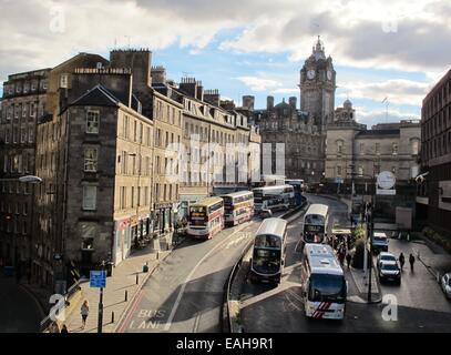 Edinburgh, Schottland. 25. Sep, 2014. Verkehr auf Leith Street in Edinburgh, Schottland, 25. September 2014. The Balmoral Hotel (C) können im Hintergrund zu sehen. Foto: Kathrin Deckart/Dpa - NO-Draht-SERVICE-/ Dpa/Alamy Live News Stockfoto