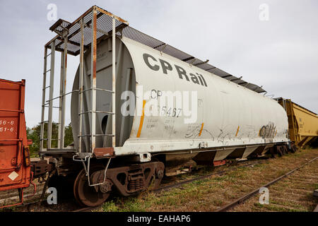 Fracht Getreidekipper auf ehemalige kanadische pazifische Eisenbahn jetzt große Sandhills Eisenbahn durch Führer Saskatchewan Kanada Stockfoto