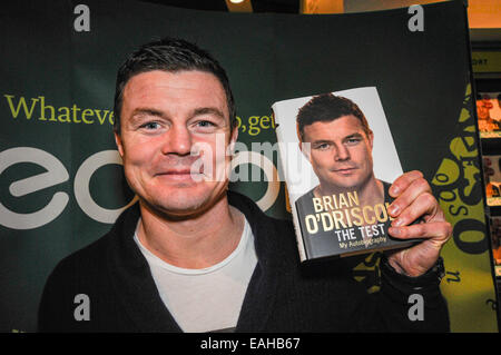 Belfast, Nordirland. 15. November 2014 - Zeichen ehemaliger irischer Rugby-Kapitän Brian O'Driscoll Kopien seiner Autobiographie "The Test".  O' Driscoll ist der Rekordnationalspieler in der Rugby Union Geschichte, Spielzeiten für Irland 133, und 8 Mal für die British and Irish Lions. Bildnachweis: Stephen Barnes/Alamy Live-Nachrichten Stockfoto