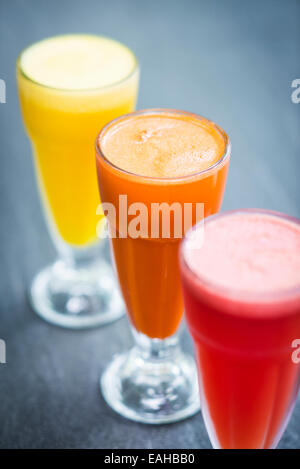 frische orange Karotte und Wassermelone Fruchtsaft Gläser Stockfoto