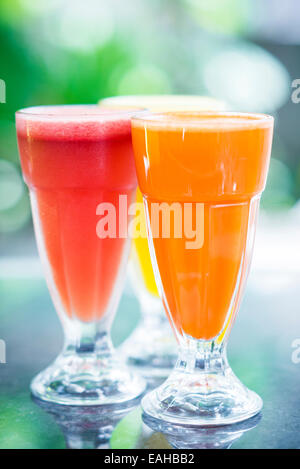 frische orange Karotte und Wassermelone Fruchtsaft Gläser Stockfoto