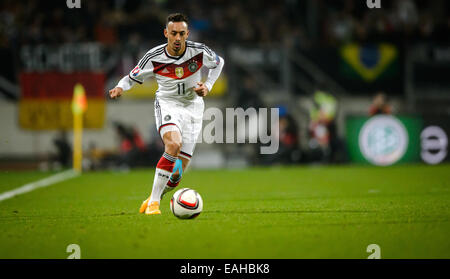 Nürnberg, Deutschland. 14. November 2014. Deutschlands Karim Bellarabi in Aktion während der Europa-Cup-Qualifikation match zwischen Deutschland und Gibraltar im Grundig-Stadion in Nürnberg, 14. November 2014. Deutschland gewinnt das Spiel 4: 0. Foto: Thomas Eisenhuth/Dpa/Alamy Live News Stockfoto