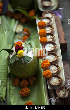 Narayangonj, Bangladesch. 15. November 2014. Vorbereitung der Loknath Brammochari '' Rakher Upobas'' Gebet am Narayangonj.Every Jahr werden Tausende von hinduistischen Anhänger versammeln sich vor Shri Shri Lokenath Ramakrishna Ashram Tempel für die Kartik Brati oder Rakher Upobash religiöses Fest in Barodi, in der Nähe von Dhaka, Bangladesh. Gläubigen vor Kerzen Licht (lokal als Prodip genannt) sitzen und im Gebet zu absorbieren. Lokenath Brahmachari, Baba Lokenath genannt wird, war aus dem 18. Jahrhundert Hindu heilige und Philosophen in Bengalen. Bildnachweis: ZUMA Press, Inc./Alamy Live-Nachrichten Stockfoto