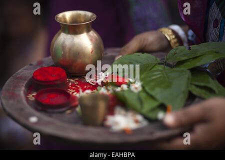 Narayangonj, Bangladesch. 15. November 2014. Vorbereitung der Loknath Brammochari '' Rakher Upobas'' Gebet am Narayangonj.Every Jahr werden Tausende von hinduistischen Anhänger versammeln sich vor Shri Shri Lokenath Ramakrishna Ashram Tempel für die Kartik Brati oder Rakher Upobash religiöses Fest in Barodi, in der Nähe von Dhaka, Bangladesh. Gläubigen vor Kerzen Licht (lokal als Prodip genannt) sitzen und im Gebet zu absorbieren. Lokenath Brahmachari, Baba Lokenath genannt wird, war aus dem 18. Jahrhundert Hindu heilige und Philosophen in Bengalen. Bildnachweis: ZUMA Press, Inc./Alamy Live-Nachrichten Stockfoto