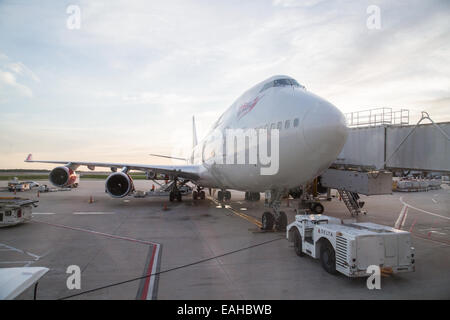 Virgin Atlantic wird 747 am Flughafen-Gate Abreise warten. Stockfoto