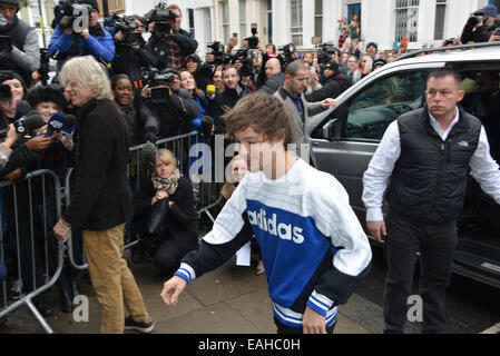 London, UK. 15. November 2014. Louis Tomlinson kümmert sich um Aufnahme der Band Aid 30 single bei SARM Studios am 15. November 2014 in London, England. () Kreditkarte: siehe Li/Alamy Live News Stockfoto