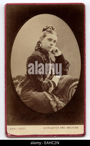 Viktorianische Carte-de-Visite, Porträt einer jungen Frau.  Aufgenommen im Studio von Francis C Earl, um 1880 Stockfoto