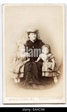 Viktorianische Carte-de-Visite, Bildnis einer Frau mit zwei kleinen Kindern durch F. Elwell ca. 1875 Stockfoto